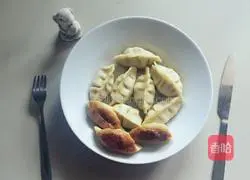 Illustration of how to make pot stickers and dumplings 6