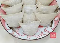 Illustration of how to make leek, egg and meat wontons 9