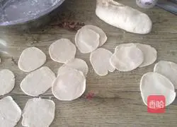 Illustration of how to make pork and green onion dumplings 5