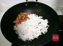 Illustration of how to make cucumber and ham fried rice 4