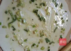 Illustration of how to make hot noodles and scallion pancakes 11