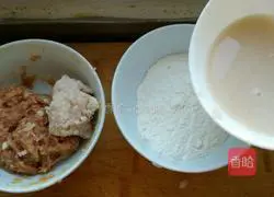 Illustration of how to make colorful lotus root meat pie 10