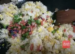 Illustration of how to make snow peas, ham and egg fried rice 9