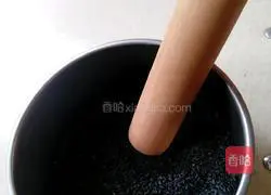 Illustration of how to eat dry glutinous rice balls 6