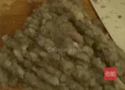 Illustration of how to make shrimp wontons (shrimp, pork, corn kernels, carrots) 3