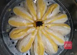 Illustration of how to make pumpkin and chrysanthemum steamed buns 16