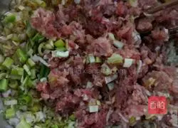 Illustration of how to make pickled cabbage and pork dumplings 1