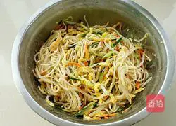 Illustration of how to make Zhixiang mung bean sprout noodles 9