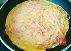Illustration of how to make carrot bacon egg pancake 10