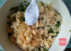 Illustration of how to make leek, egg and shrimp skin dumplings 4