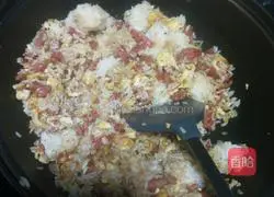 Illustration of how to make sausage and egg fried rice 5