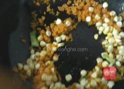 Illustration of how to make three primary color fried rice 8