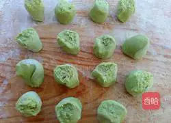 Illustration of making mushroom, pork and carrot dumplings 12