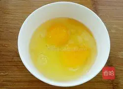 Illustration of how to make egg and leek dumpling stuffing 2