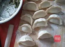 Illustration of how to make celery stuffed dumplings 5