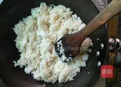 Illustration of how to make green pepper and egg fried rice 1