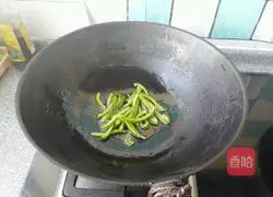 Illustration of how to make green pepper and shredded pork fried rice 5