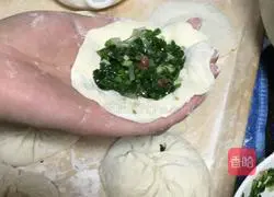 Illustration of how to make leek buns 2