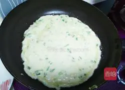 Illustration of how to make green onion egg pancake 3