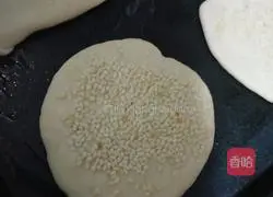 Illustration of how to make hollow sesame cake 17