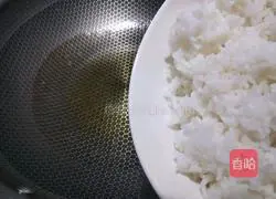 Illustration of how to make golden fried rice 3