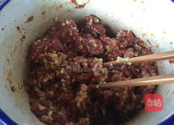 Illustration of how to make three fresh stuffed dumplings 1