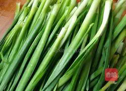 Illustration of how to make leek, egg and shrimp dumpling filling 1