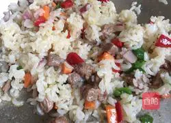 Illustration of how to make fried rice with beef and vegetables 10