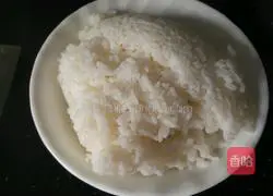 Illustration of how to make pepper, carrot and egg fried rice 1