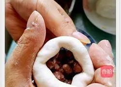 Illustration of how to make glutinous rice and red bean pie 3