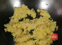 Illustration of how to make curry beef sauce and egg fried rice 7