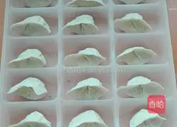 Illustration of how to make pork and locust flower stuffed dumplings 21