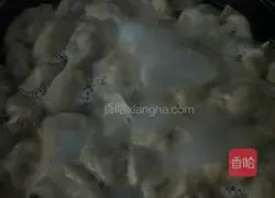  Illustration of how to make pork and mushroom dumplings 9