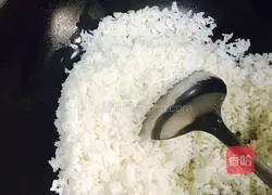 Illustration of how to make shrimp and egg fried rice 8