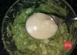 Illustration of how to make avocado sandwich 3