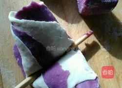 Illustration of how to make two-color purple sweet potato flower steamed buns 10