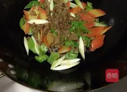 Illustration of how to make stir-fried mutton rice with green onion 6