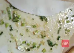 Illustration of how to make hot noodles with scallion pancakes 12