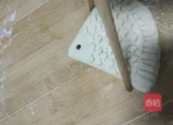 Illustration of how to make small fish steamed buns 9