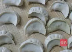 Illustration of how to make three fresh dumplings 4