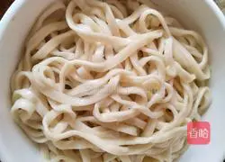 Illustration of how to make pickled cabbage, braised pork and dried pork noodles 13