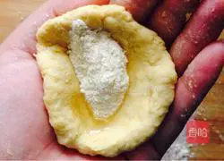 Illustration of how to fill egg cakes with sausage 4