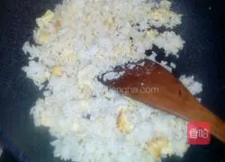 Illustration of how to make pastoral egg fried rice 6