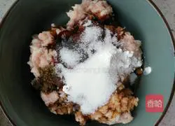 Illustration of how to make fennel and pork dumpling stuffing 2