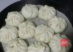 Illustration of how to make three fresh buns 8