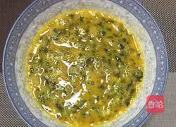 Illustration of how to make duck egg pancake with vegetable moss 3