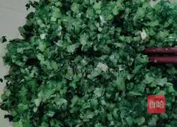 Illustration of how to make celery and pork yeast pie 5