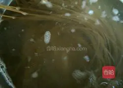 Illustration of how to make fried noodles with spicy pepper and shredded pork 2