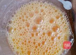 Illustration of how to make fried onion and egg steamed bun slices 2