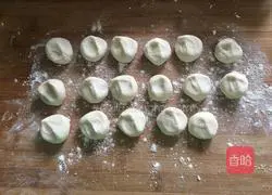 Illustration of how to make cabbage and pork dumplings 9